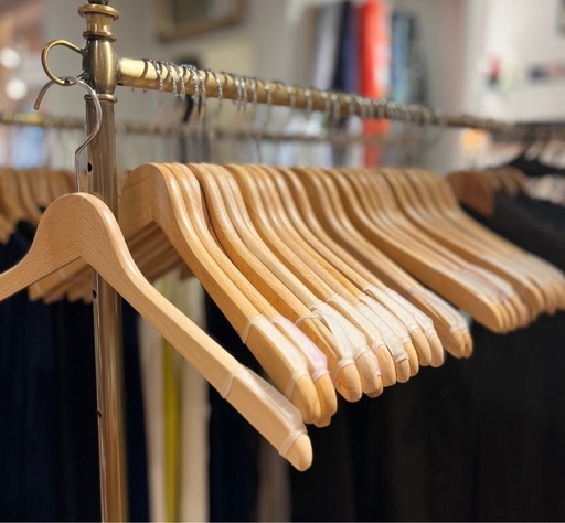 《美品‼︎》ブナ材木製ハンガーおまとめ\n100本（滑り止めゴム付き）