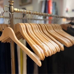 《美品‼︎》ブナ材木製ハンガーおまとめ
100本（滑り止めゴム付き）