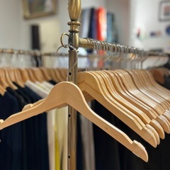 《美品‼︎》ブナ材木製ハンガーおまとめ100本（滑り止めゴム付き）