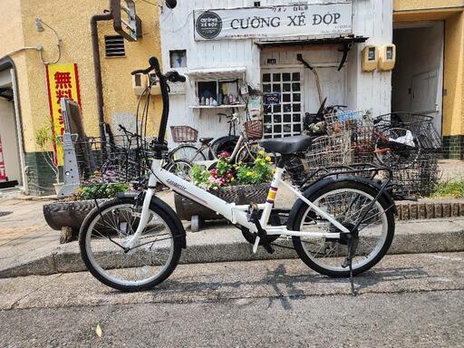折りたたみ自転車　２０インチ　６変速　カゴ　自動ライト　付き　白　配達可能