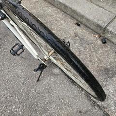 クロスバイク　７００ｘ２８ｃ　６変速　白　配配達可能