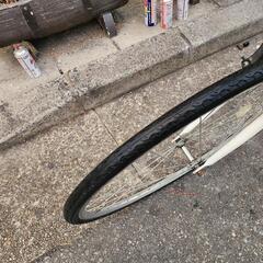 クロスバイク　７００ｘ２８ｃ　６変速　白　配配達可能