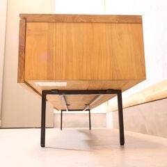 ASPLUND(アスプルンド)で取り扱われているdareels(ダリールズ)のテレビボード180。杢目が美しいチーク古材とスチールの西海岸テイストのTVボード♪細いアイアンの脚がスッキリとした印象に♪