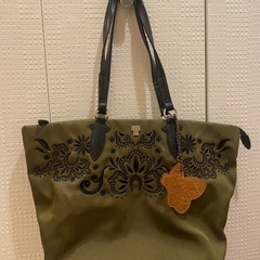 ANNA SUI✨チャーム付き✨刺繍トートバッグ✨ ANNA SUI✨チャーム付き✨刺繍トートバッグ✨