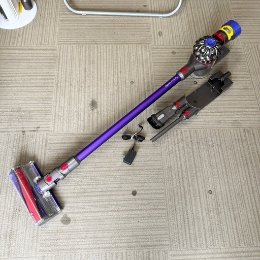 【超美品‼️】ダイソン サイクロンスティッククリーナー コードレス掃除機 V8 fluffy 充電器新品 壁掛けスタンド＆ノズル2個付き♪
