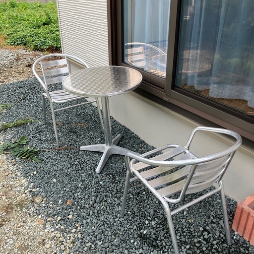 椅子とテーブル決まりました