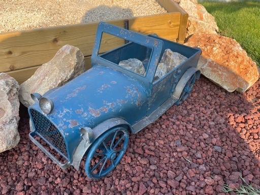 鉄製の車、ロックガーデン