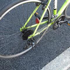 中古自転車３１９３　前後タイヤ新品！　クロスバイク　７００×２８C   ３ ×７段ギヤ　LEDオートライト　＊シートポストが錆びつていてサドルの高さの上下の調整できませんので少しお安くしています。身長１７０㎝前後