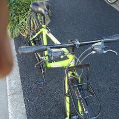 中古自転車３１９３　前後タイヤ新品！　クロスバイク　７００×２８C   ３ ×７段ギヤ　LEDオートライト　＊シートポストが錆びつていてサドルの高さの上下の調整できませんので少しお安くしています。身長１７０㎝前後
