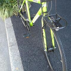 中古自転車３１９３　前後タイヤ新品！　クロスバイク　７００×２８C   ３ ×７段ギヤ　LEDオートライト　＊シートポストが錆びつていてサドルの高さの上下の調整できませんので少しお安くしています。身長１７０㎝前後