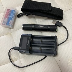 中古　LEDフラッシュライト　充電器付き