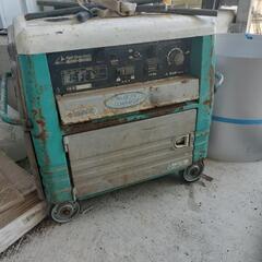 CHANELのカッティングの美しい肌触り最高の深い紫ベロアパンツです