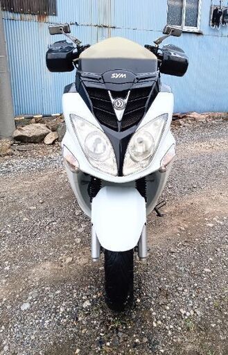 非常に良いエンジン。SYM RV200i。燃料噴射システム。水冷式バイク。エンジンオイルは交換済み。フロントディスクブレーキ付き。リアディスクブレーキ付き。サイドスタンド付き。 ◆安い価格で安心して乗れる良いバイクを提供しています。