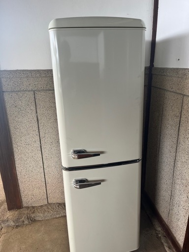 冷凍・冷蔵庫 130L レトロ 2ドア 幅48cm PRR-142DW ホワイト　2022年製
