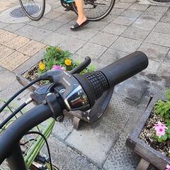 ミニベロ自転車　２０インチ　６変速　ライト　カゴ　付き　緑　配達可能