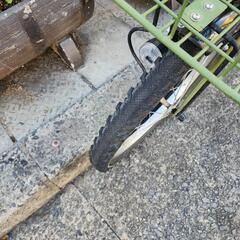 ミニベロ自転車　２０インチ　６変速　ライト　カゴ　付き　緑　配達可能