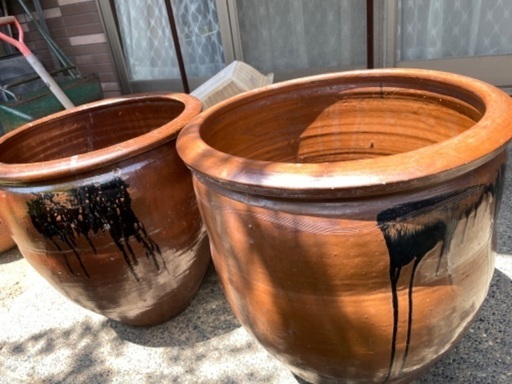 2つ　特大の水甕　甕　水瓶　壺