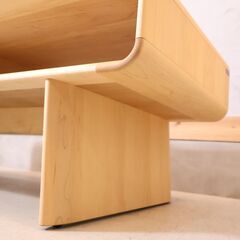 karimoku(カリモク家具)のメープル材を使用したT4470センターテーブルです。曲線的なRデザインのリビングテーブルは優しい印象を与え、北欧スタイルやカフェスタイルなどにもおススメです！