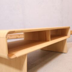 karimoku(カリモク家具)のメープル材を使用したT4470センターテーブルです。曲線的なRデザインのリビングテーブルは優しい印象を与え、北欧スタイルやカフェスタイルなどにもおススメです！