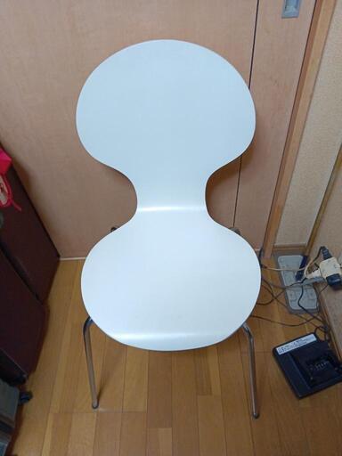 木製のホワイトチェアです