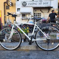 クロスバイク　７００ｘ２８ｃ　美品　６変速　白　配達可能