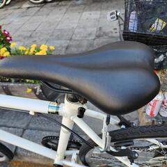 クロスバイク　７００ｘ２８ｃ　美品　６変速　白　配達可能