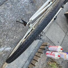 クロスバイク　７００ｘ２８ｃ　美品　６変速　白　配達可能