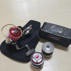 釣具　DaiwaトーナメントISOZ3000LB　スタジオオーシャンマーク・エンブレムの替えスプール2個・リールケース・スプールケース付き