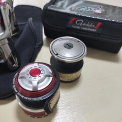 釣具　DaiwaトーナメントISOZ3000LB　スタジオオーシャンマーク・エンブレムの替えスプール2個・リールケース・スプールケース付き