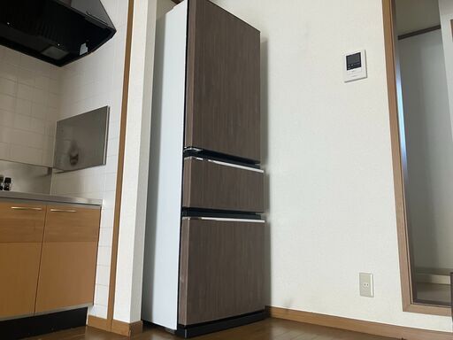 モダンな木目仕様の冷蔵庫です！三菱製365L