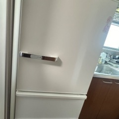 製氷機能付き 冷蔵庫　AQUA 272L