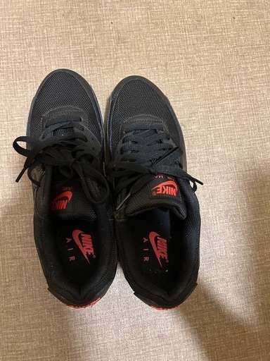 大体定価の半分くらいで出しています。NIKEのエアマックスになります。サイズは27になります
