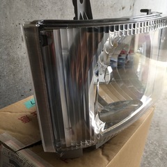 いすゞ　エルフトラック右側ヘッドランプ新品