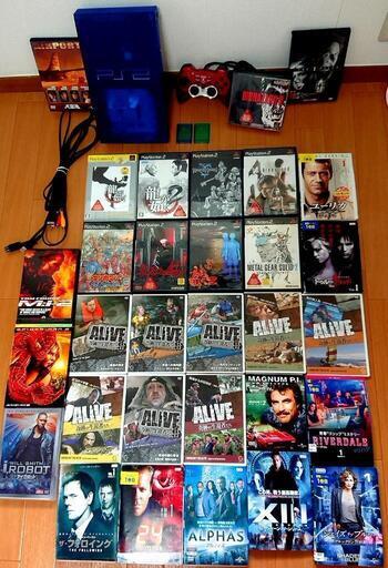 お買い上げ有り難うございます。クリアブルーのプレステ2とゲームソフト9本とＤＶＤ22枚とメモリーカード2枚セット