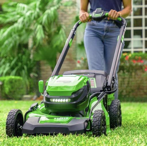 新品のパワフル80V充電自走式芝刈機、お庭手入れ定番❗