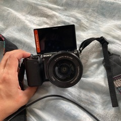 決まりました（大幅値下げ）コンパクトデジタル一眼レフカメラ➕望遠レンズ➕カメラバッグセットSONY  
