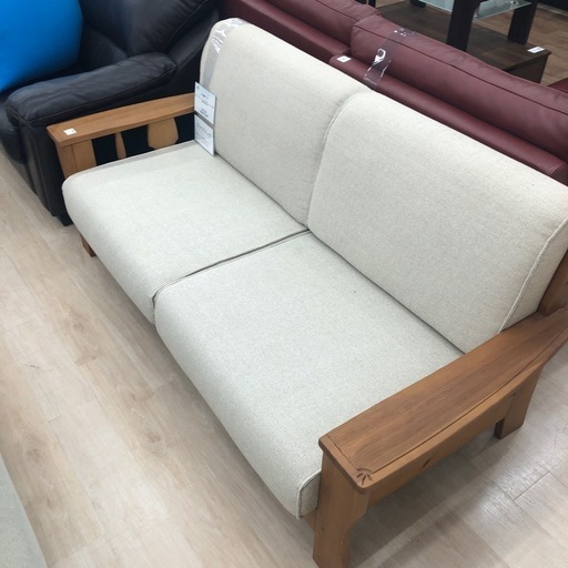 木製の肘掛けがおしゃれな2人掛けソファのご紹介です