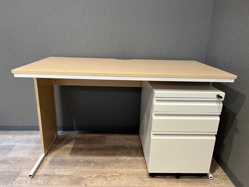 値下げしました‼️【中古品】事務机\u0026サイドキャビネット（キャスター、鍵付き）