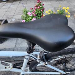 クロスバイク　美品　７００ｘ２８ｃ　6変速　白　配達可能