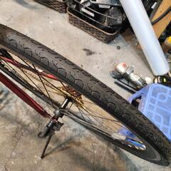 クロスバイク　美品　７００ｘ２８ｃ　７変速　赤　配達可能