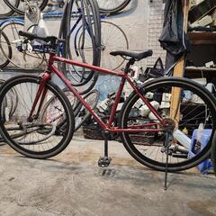 クロスバイク　美品　７００ｘ２８ｃ　７変速　赤　配達可能