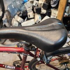 クロスバイク　美品　７００ｘ２８ｃ　７変速　赤　配達可能