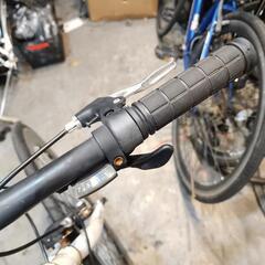 クロスバイク　７００ｘ２８ｃ　７変速　美品　白　配達可能