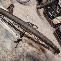 クロスバイク　７００ｘ２８ｃ　７変速　美品　白　配達可能