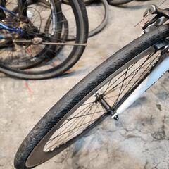 クロスバイク　７００ｘ２８ｃ　７変速　美品　白　配達可能