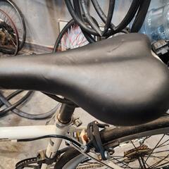 クロスバイク　７００ｘ２８ｃ　７変速　美品　白　配達可能