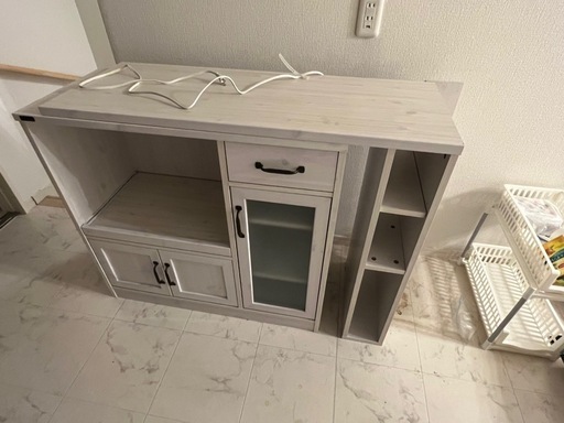 キッチンカウンター、カップボード