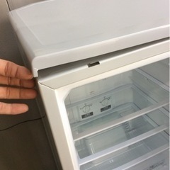 MITSUBISHI  146L  2ドア冷凍冷蔵庫  MR-P15D-S形  2018年製  ※天板の爪が折れてます。