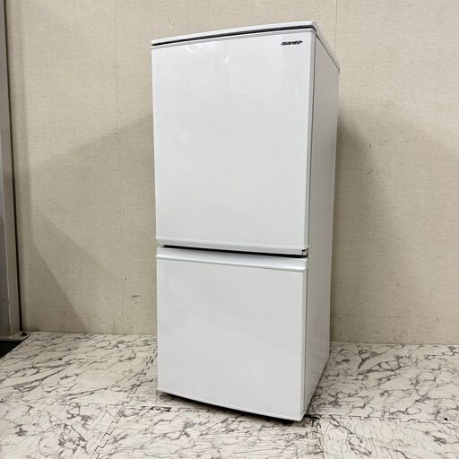 19349  SHARP 一人暮らし2D冷蔵庫 つけかえどっちもドア 2018年製 137L ◆大阪市内・東大阪市他 6,000円以上ご購入で無料配達いたします！◆ ※京都・高槻・枚方方面◆神戸・西宮・尼崎方面◆生駒方面、大阪南部方面　それぞれ条件付き無料配送あり！