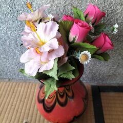 花立てです。少し重いです。造花はサービスでお付けします。11